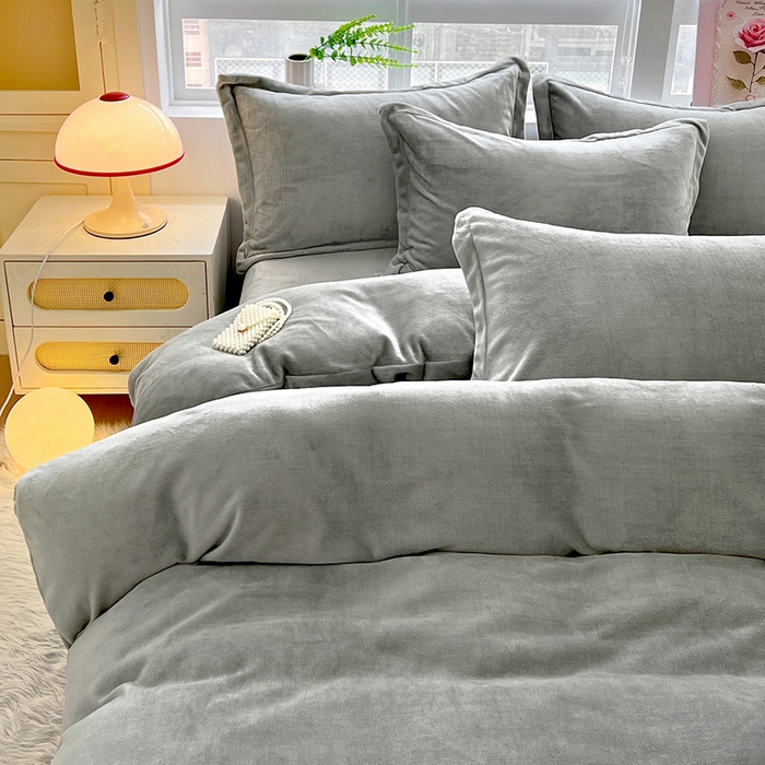 91家纺网 家纺一手货源 找家纺 富馨莱 2025新款牛奶绒纯色双拼四件套 绅士灰