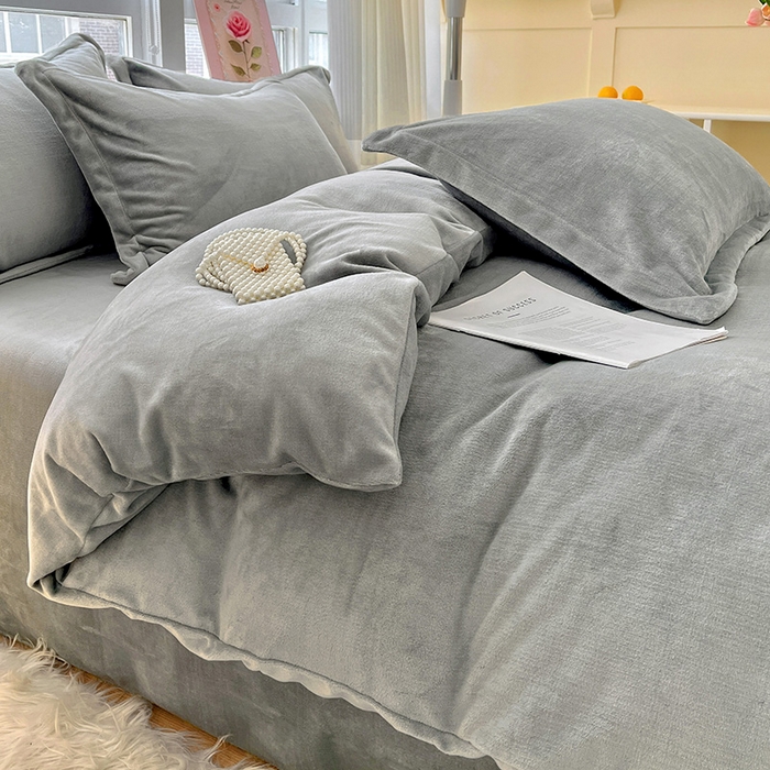 91家纺网 家纺一手货源 找家纺 富馨莱 2025新款牛奶绒纯色双拼四件套 绅士灰