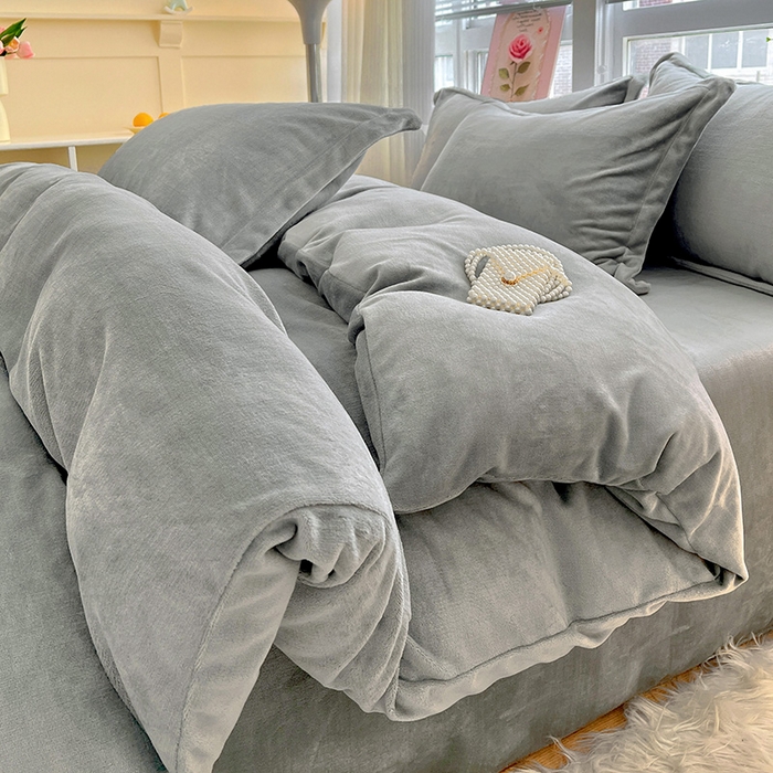 91家纺网 家纺一手货源 找家纺 富馨莱 2025新款牛奶绒纯色双拼四件套 绅士灰