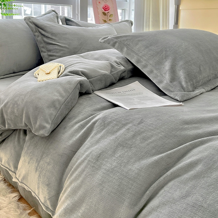 91家纺网 家纺一手货源 找家纺 富馨莱 2025新款牛奶绒纯色双拼四件套 绅士灰