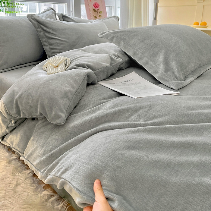 91家纺网 家纺一手货源 找家纺 富馨莱 2025新款牛奶绒纯色双拼四件套 绅士灰