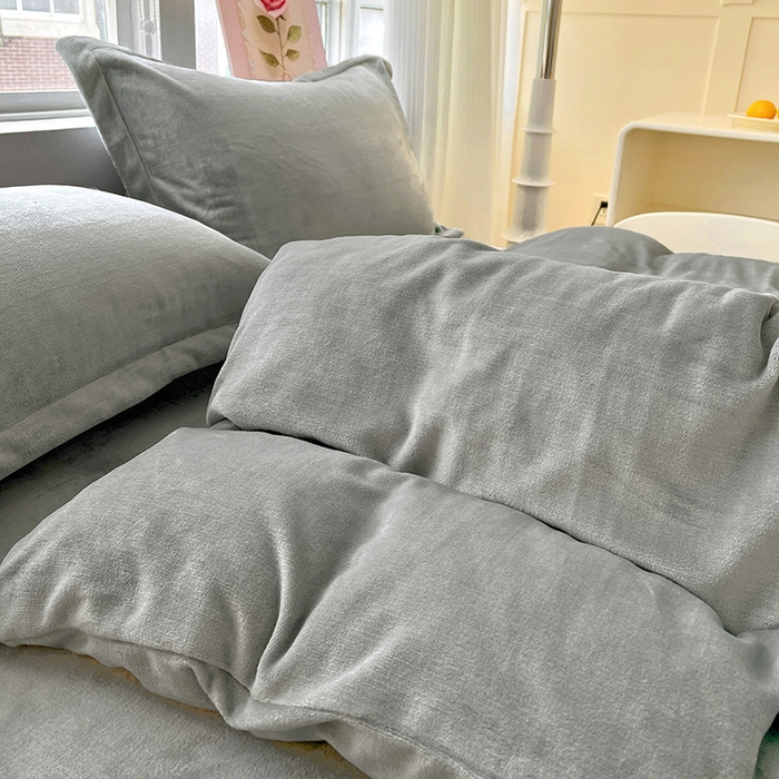 91家纺网 家纺一手货源 找家纺 富馨莱 2025新款牛奶绒纯色双拼四件套 绅士灰