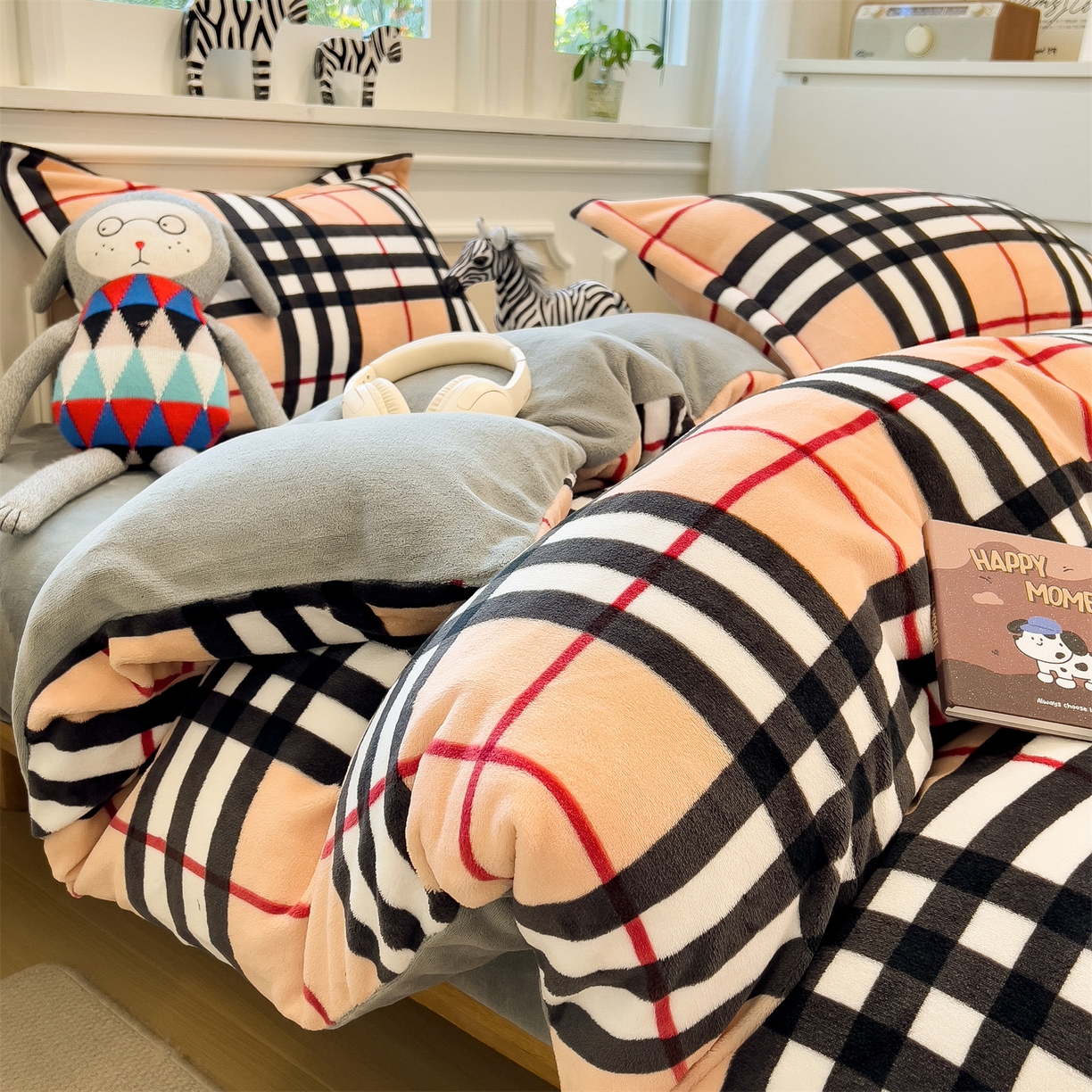 91家纺网 家纺一手货源 找家纺 曲之慕 2025新款A类牛奶绒简约无印风格子四件套 英伦格