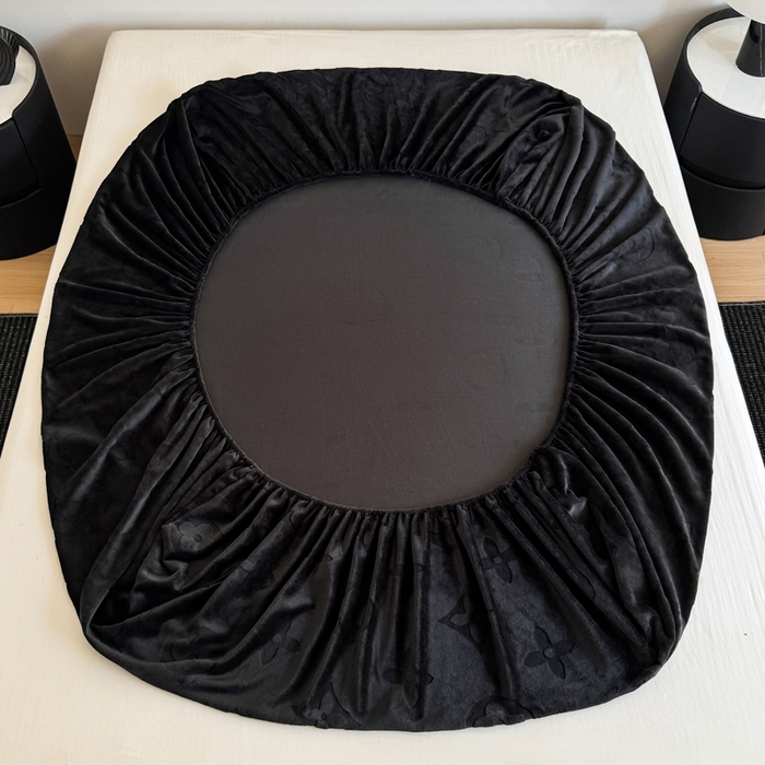 91家纺网 家纺一手货源 找家纺 （总）三悦四季 2025新款200克加厚牛奶绒剪花床笠跨境直播爆款