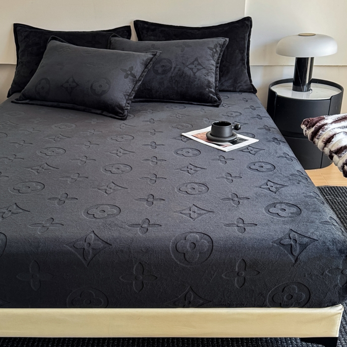 91家纺网 家纺一手货源 找家纺 （总）三悦四季 2025新款200克加厚牛奶绒剪花床笠跨境直播爆款