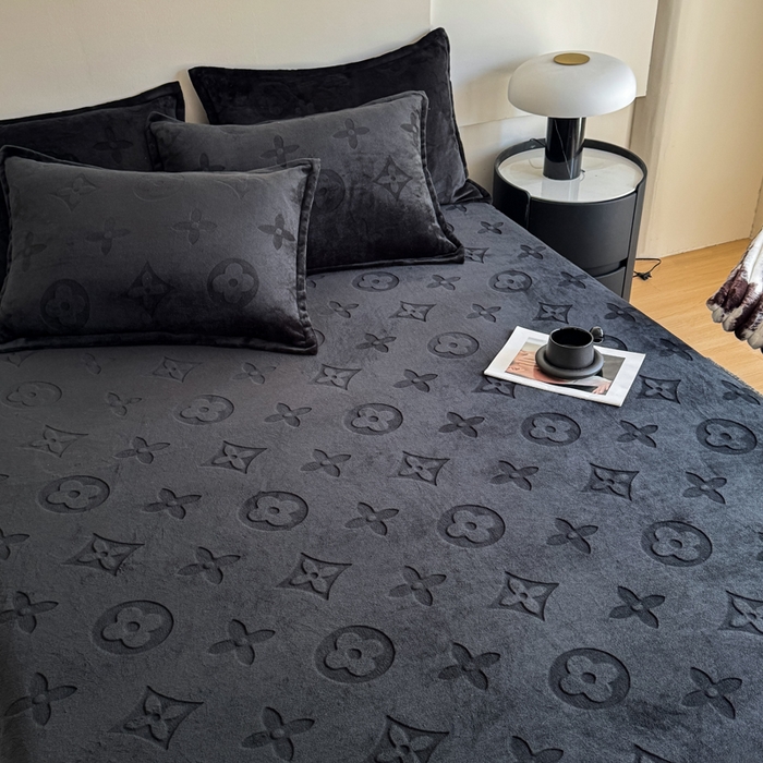 91家纺网 家纺一手货源 找家纺 （总）三悦四季 2025新款200克加厚牛奶绒剪花床笠跨境直播爆款