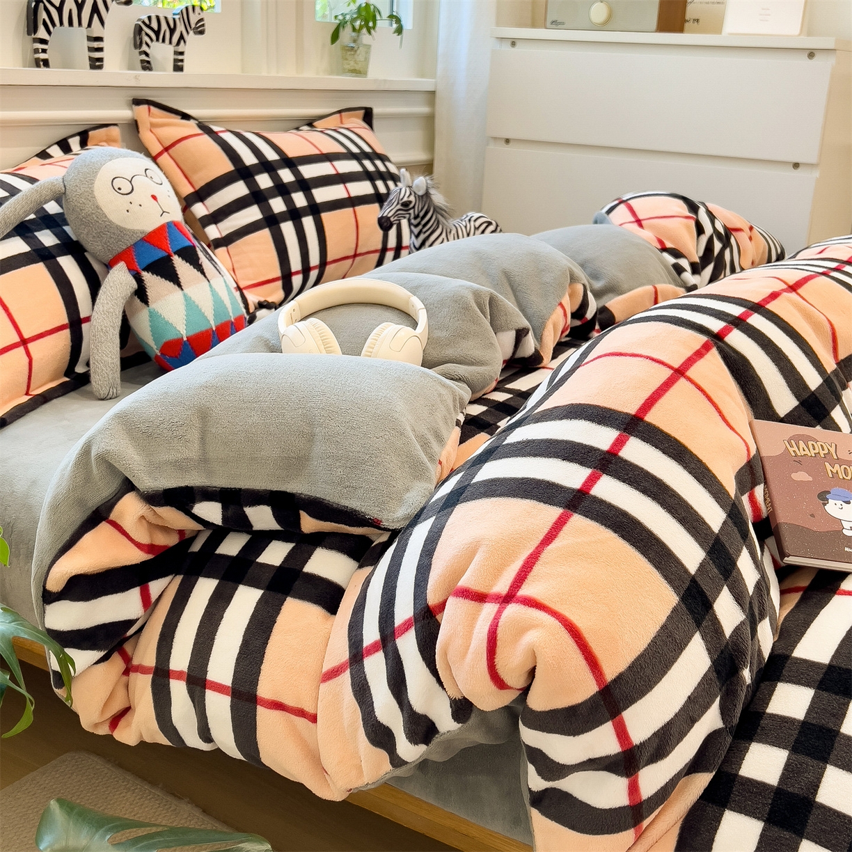 91家纺网 家纺一手货源 找家纺 曲之慕 2025新款A类牛奶绒简约无印风格子四件套 英伦格