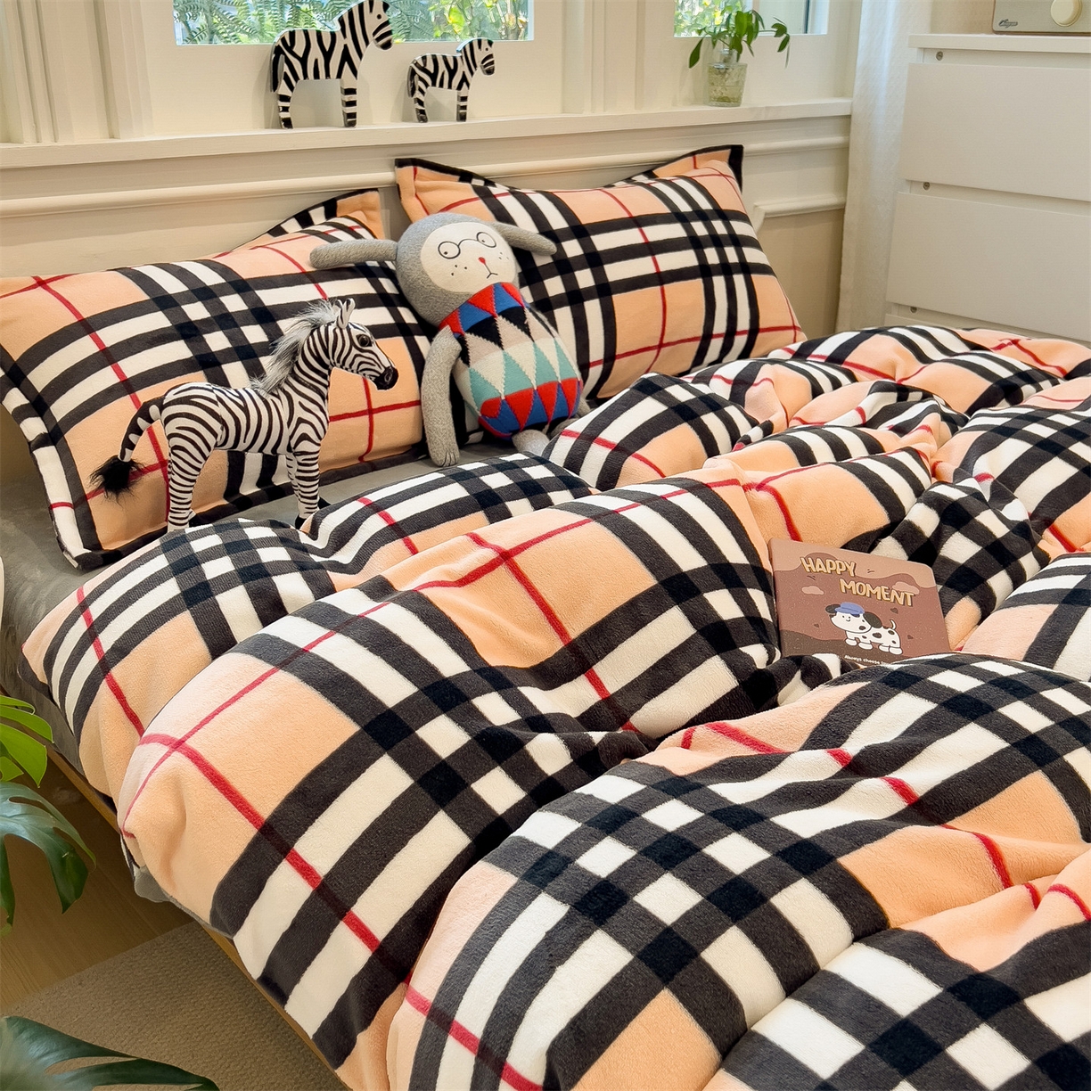 91家纺网 家纺一手货源 找家纺 曲之慕 2025新款A类牛奶绒简约无印风格子四件套 英伦格