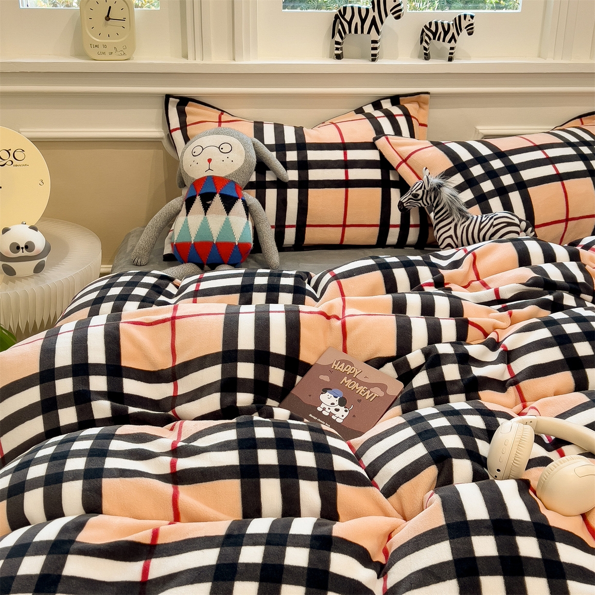 91家纺网 家纺一手货源 找家纺 曲之慕 2025新款A类牛奶绒简约无印风格子四件套 英伦格