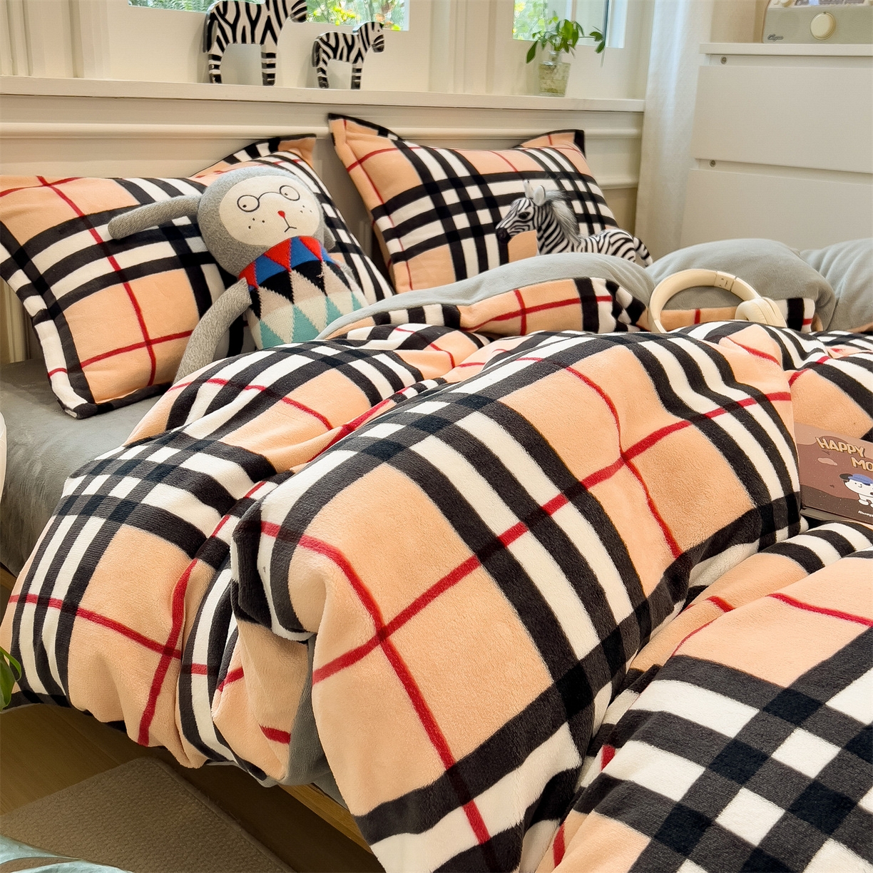 91家纺网 家纺一手货源 找家纺 曲之慕 2025新款A类牛奶绒简约无印风格子四件套 英伦格