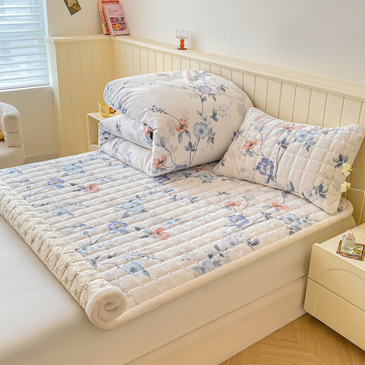 91家纺网 家纺一手货源 找家纺 LIFE.丽芙 2025秋冬新款A类牛奶绒加厚夹棉床褥垫+被套组合四件套 司藤