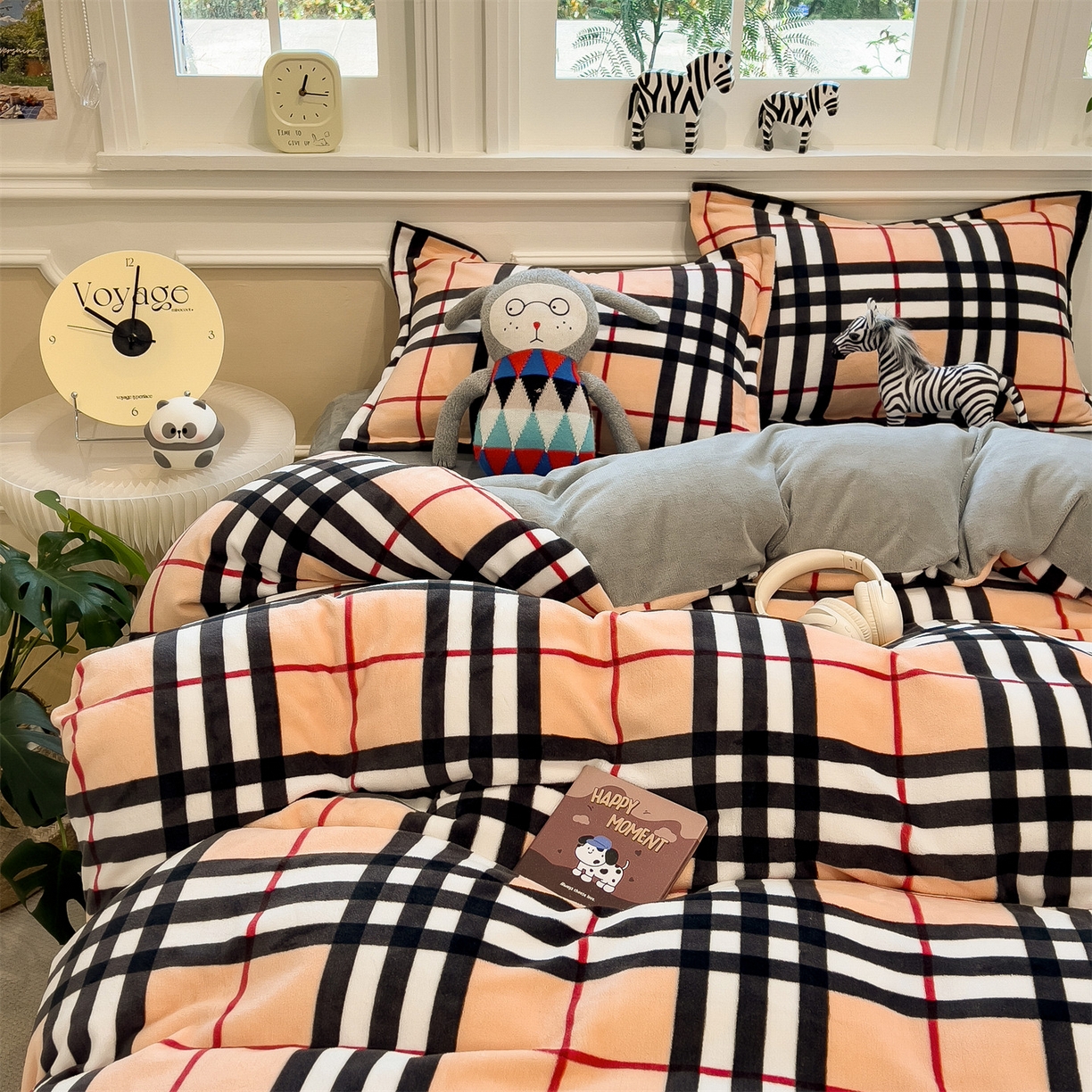 91家纺网 家纺一手货源 找家纺 曲之慕 2025新款A类牛奶绒简约无印风格子四件套 英伦格