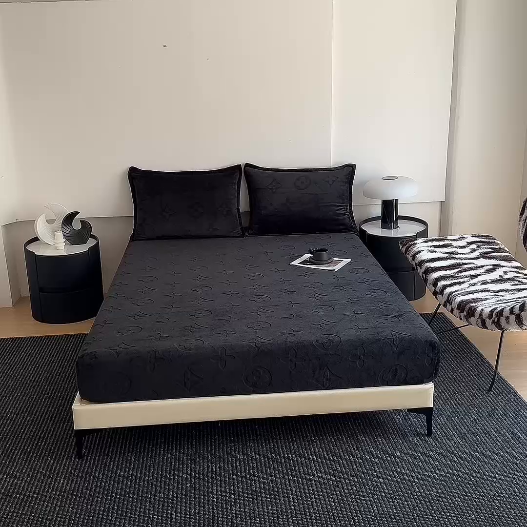 91家纺网 家纺一手货源 找家纺 （总）三悦四季 2025新款200克加厚牛奶绒剪花床笠跨境直播爆款