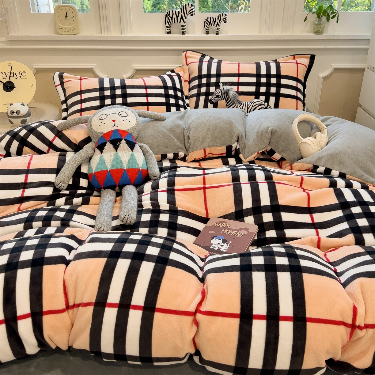 91家纺网 家纺一手货源 找家纺 曲之慕 2025新款A类牛奶绒简约无印风格子四件套 英伦格