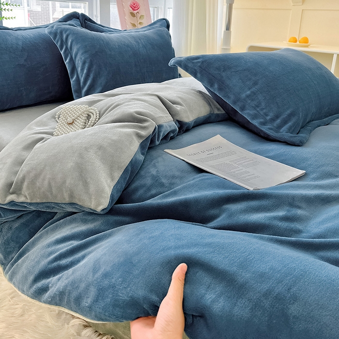 91家纺网 家纺一手货源 找家纺 富馨莱 2025新款牛奶绒纯色双拼四件套 双拼宝石蓝+绅士灰