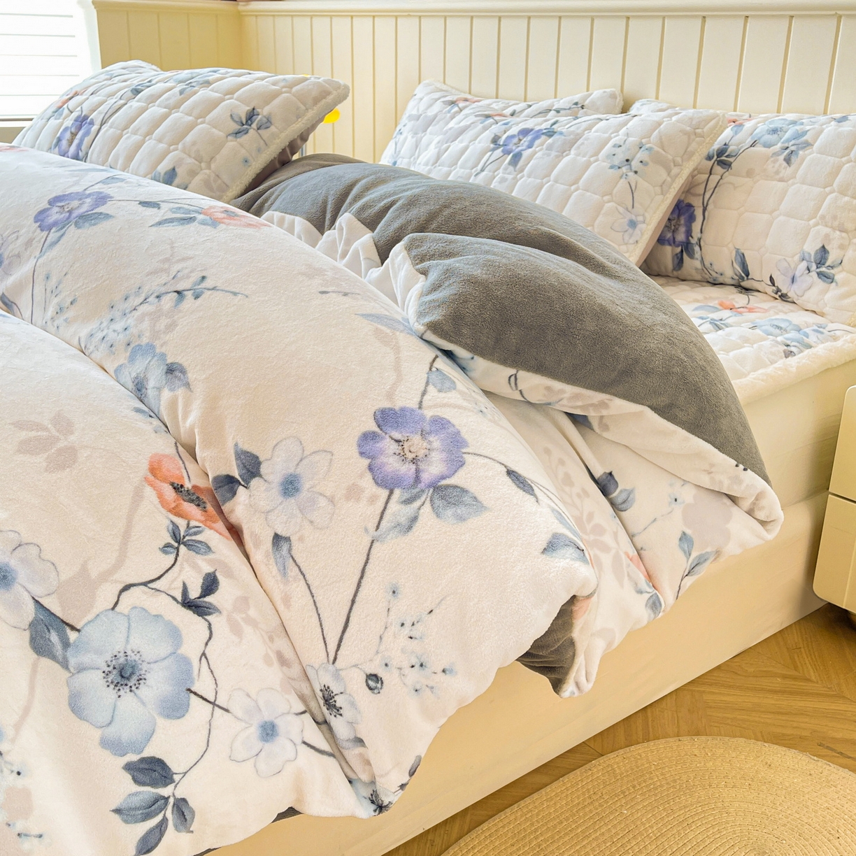 91家纺网 家纺一手货源 找家纺 LIFE.丽芙 2025秋冬新款A类牛奶绒加厚夹棉床褥垫+被套组合四件套 司藤