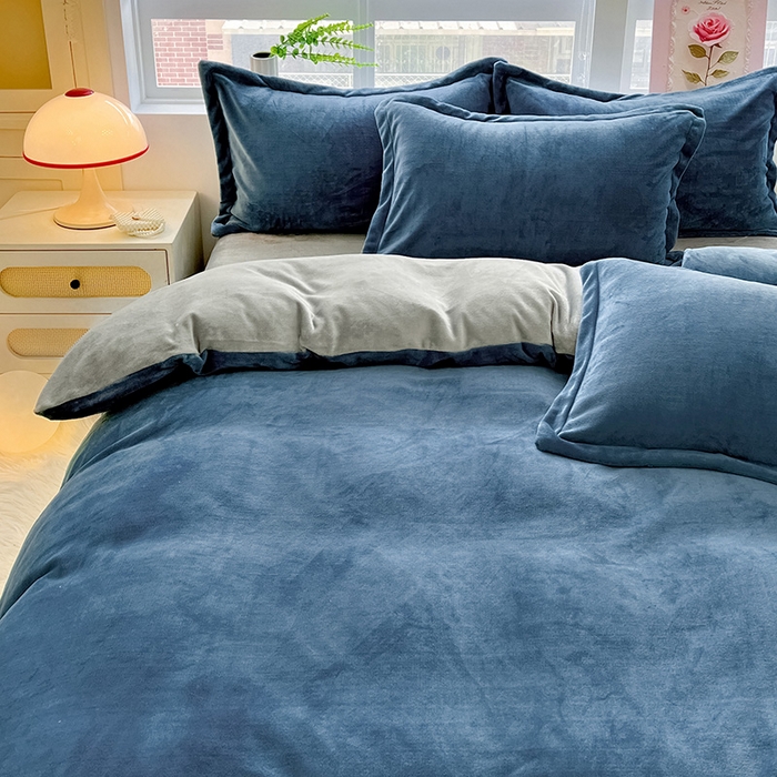 91家纺网 家纺一手货源 找家纺 富馨莱 2025新款牛奶绒纯色双拼四件套 双拼宝石蓝+绅士灰