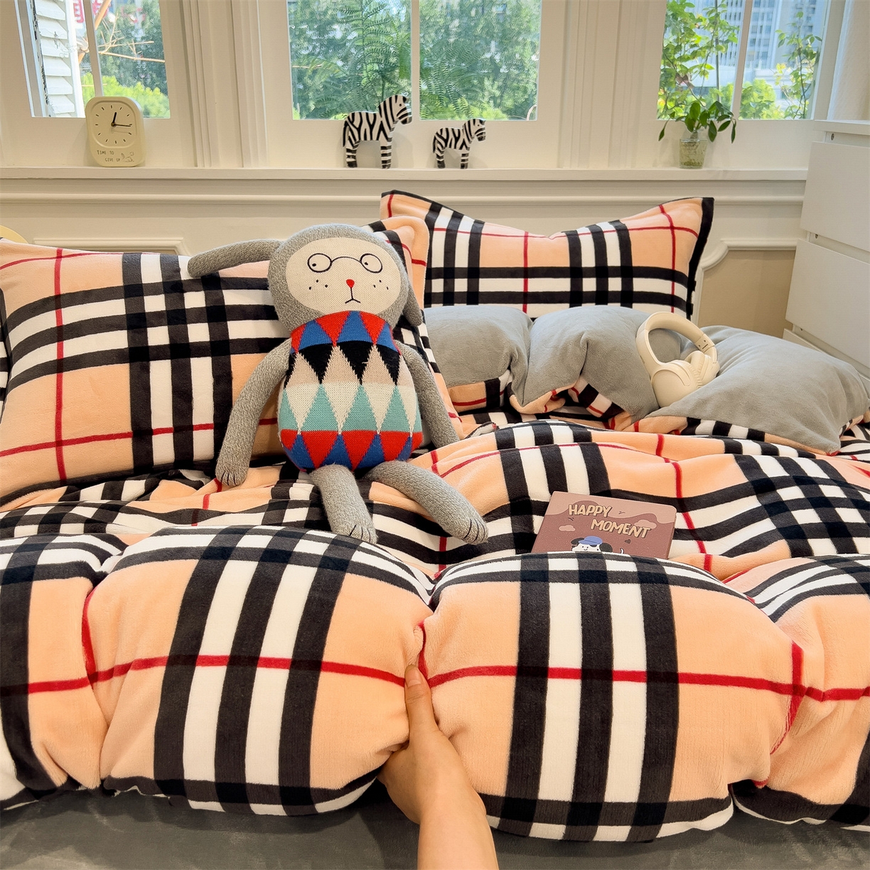 91家纺网 家纺一手货源 找家纺 曲之慕 2025新款A类牛奶绒简约无印风格子四件套 英伦格