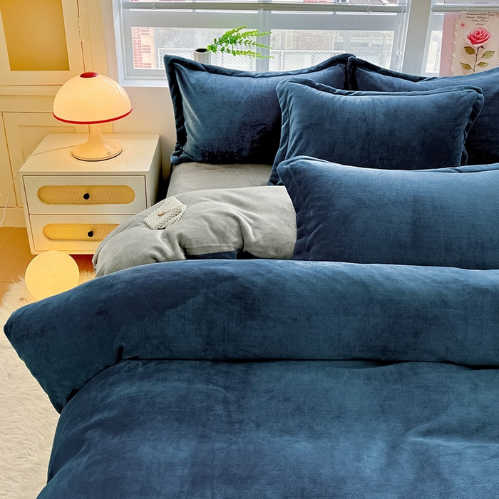 91家纺网 家纺一手货源 找家纺 富馨莱 2025新款牛奶绒纯色双拼四件套 双拼宝石蓝+绅士灰