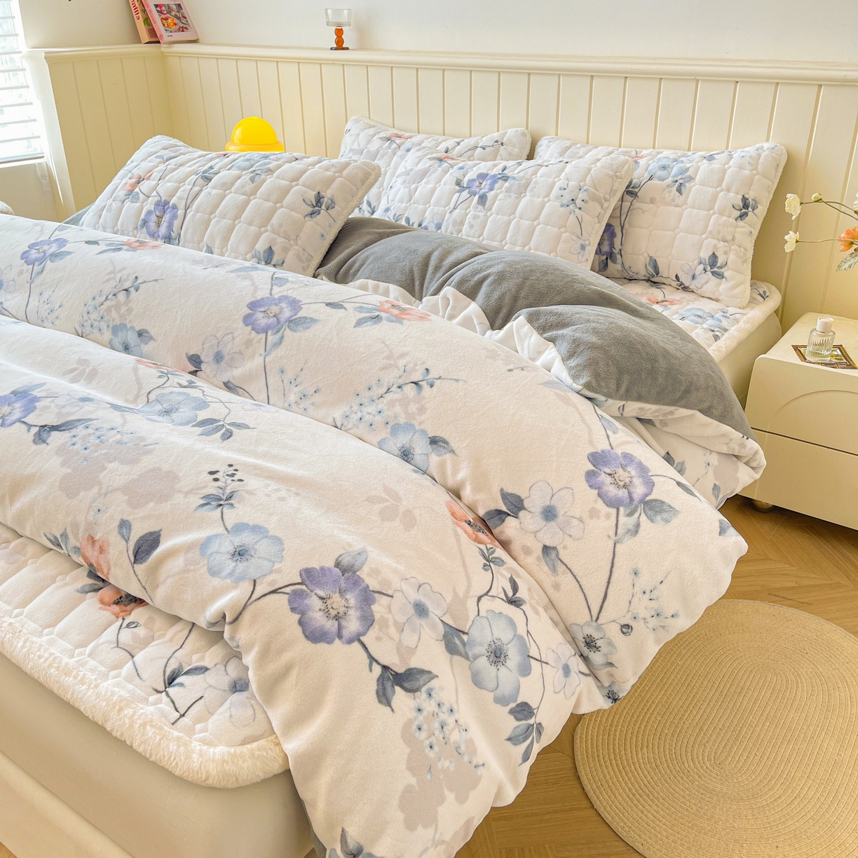 91家纺网 家纺一手货源 找家纺 LIFE.丽芙 2025秋冬新款A类牛奶绒加厚夹棉床褥垫+被套组合四件套 司藤