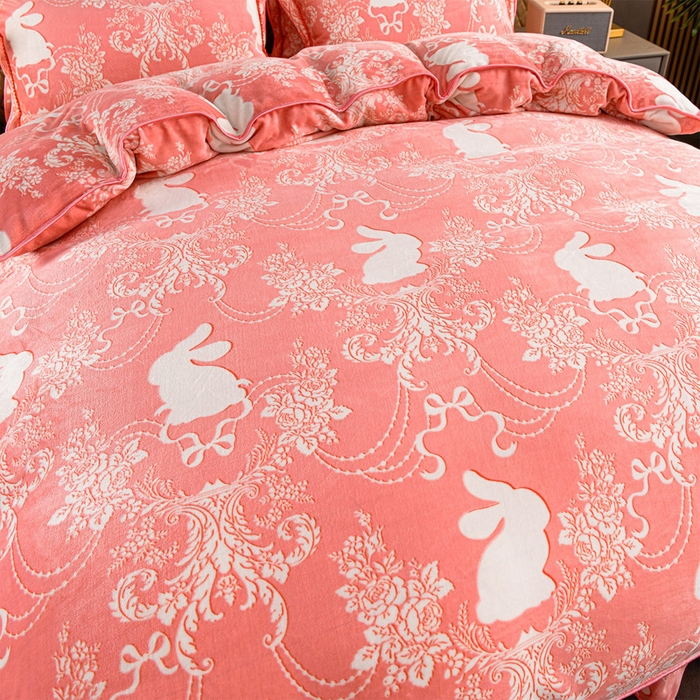 91家纺网 家纺一手货源 找家纺 牵依 2025新款牛奶绒小包边印花四件套 半夏时光-浅粉