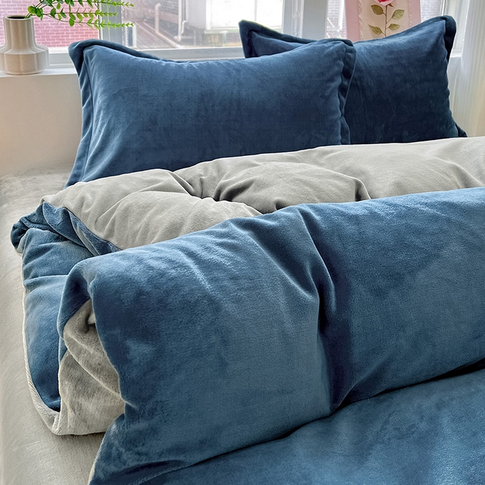 91家纺网 家纺一手货源 找家纺 富馨莱 2025新款牛奶绒纯色双拼四件套 双拼宝石蓝+绅士灰