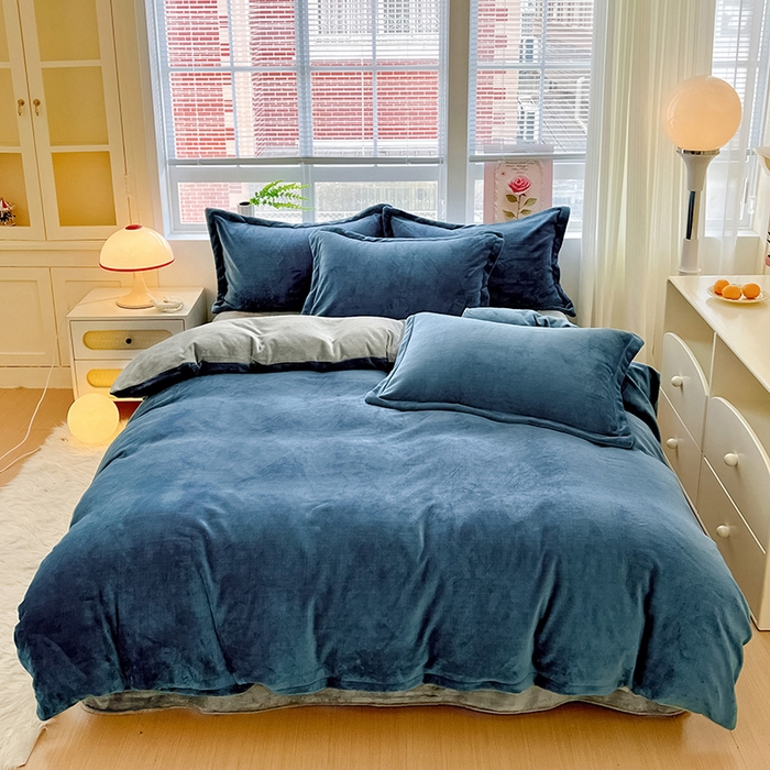 91家纺网 家纺一手货源 找家纺 富馨莱 2025新款牛奶绒纯色双拼四件套 双拼宝石蓝+绅士灰