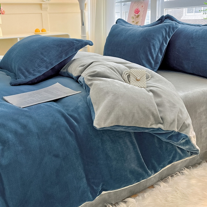 91家纺网 家纺一手货源 找家纺 富馨莱 2025新款牛奶绒纯色双拼四件套 双拼宝石蓝+绅士灰