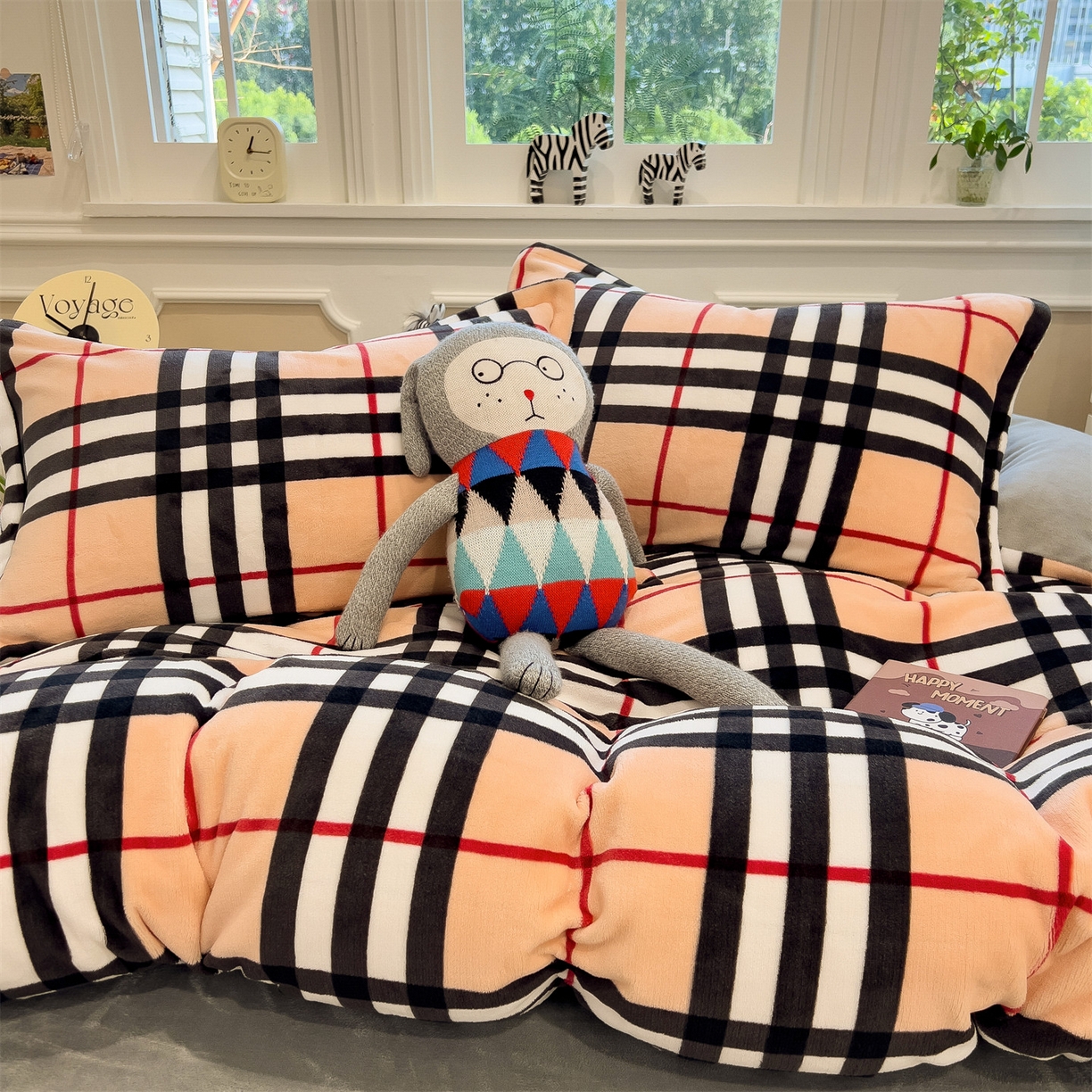 91家纺网 家纺一手货源 找家纺 曲之慕 2025新款A类牛奶绒简约无印风格子四件套 英伦格