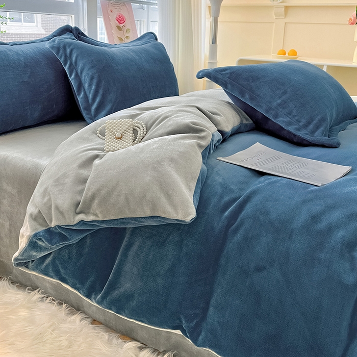91家纺网 家纺一手货源 找家纺 富馨莱 2025新款牛奶绒纯色双拼四件套 双拼宝石蓝+绅士灰