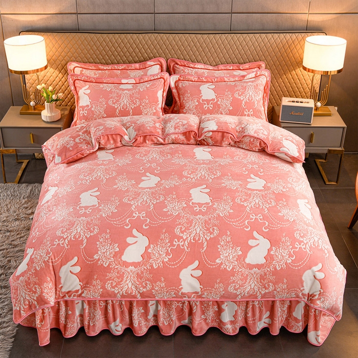 91家纺网 家纺一手货源 找家纺 牵依 2025新款牛奶绒小包边印花四件套 半夏时光-浅粉