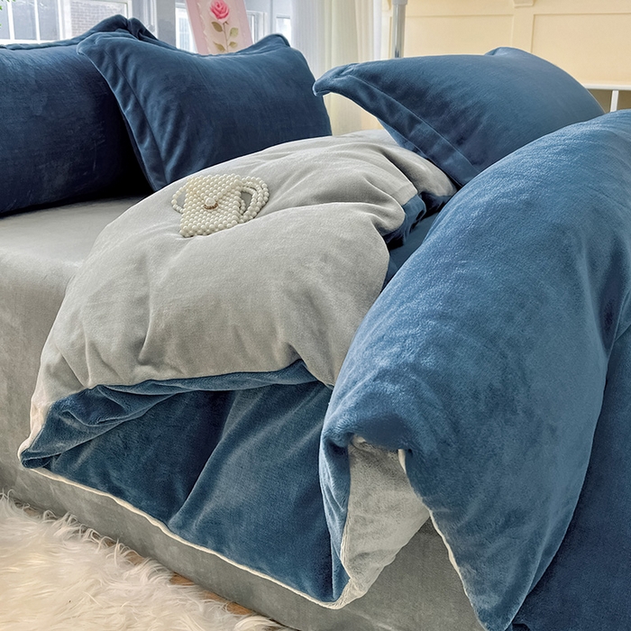 91家纺网 家纺一手货源 找家纺 富馨莱 2025新款牛奶绒纯色双拼四件套 双拼宝石蓝+绅士灰