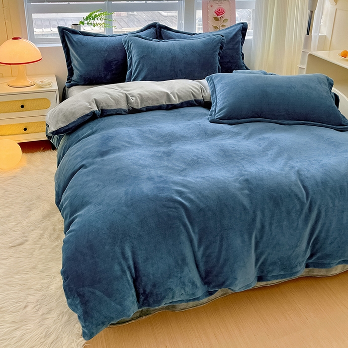 91家纺网 家纺一手货源 找家纺 富馨莱 2025新款牛奶绒纯色双拼四件套 双拼宝石蓝+绅士灰