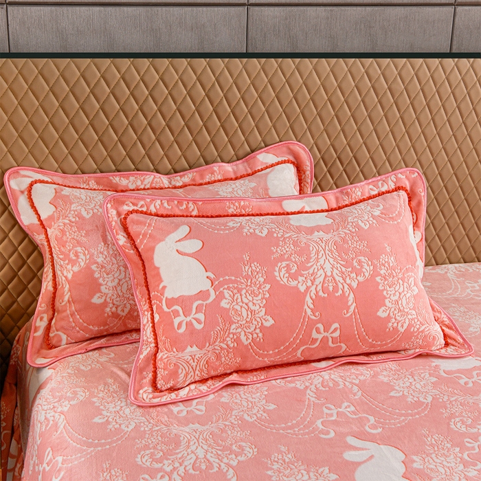 91家纺网 家纺一手货源 找家纺 牵依 2025新款牛奶绒小包边印花四件套 半夏时光-浅粉