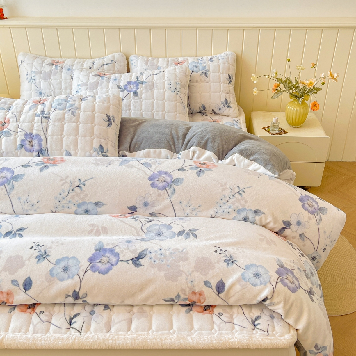 91家纺网 家纺一手货源 找家纺 LIFE.丽芙 2025秋冬新款A类牛奶绒加厚夹棉床褥垫+被套组合四件套 司藤