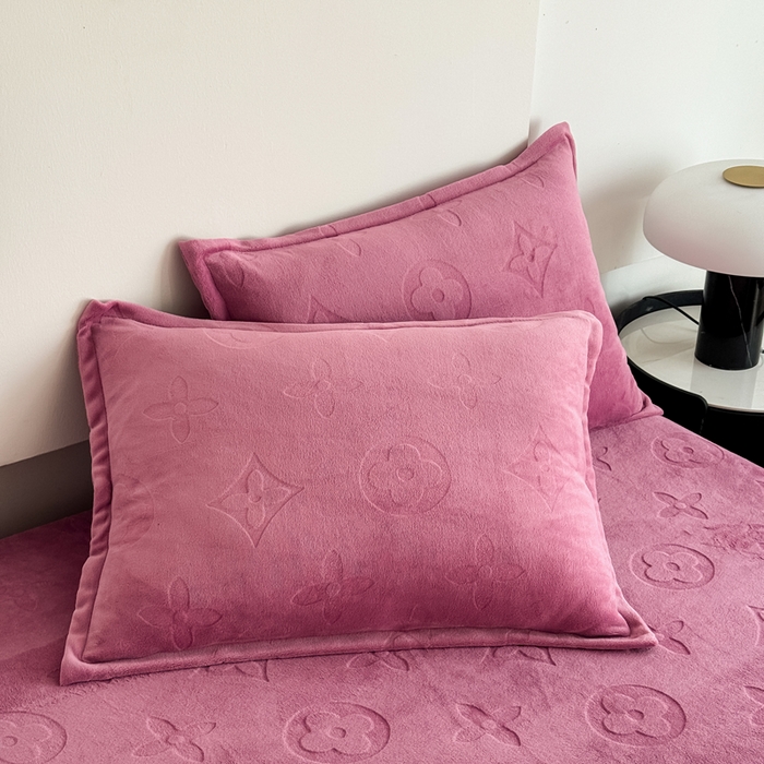 91家纺网 家纺一手货源 找家纺 2025新款200克加厚牛奶绒剪花床笠跨境直播爆款  豆沙