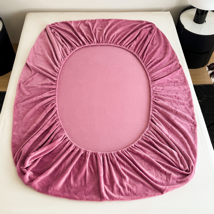 91家纺网 家纺一手货源 找家纺 2025新款200克加厚牛奶绒剪花床笠跨境直播爆款  豆沙