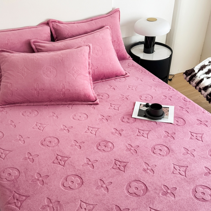 91家纺网 家纺一手货源 找家纺 2025新款200克加厚牛奶绒剪花床笠跨境直播爆款  豆沙