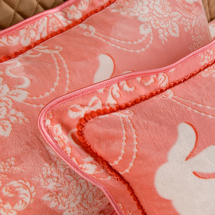 91家纺网 家纺一手货源 找家纺 牵依 2025新款牛奶绒小包边印花四件套 半夏时光-浅粉