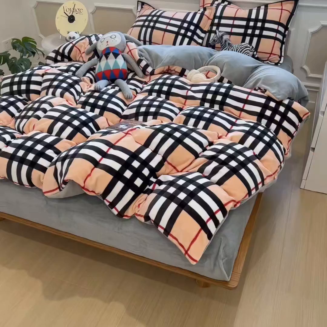 91家纺网 家纺一手货源 找家纺 曲之慕 2025新款A类牛奶绒简约无印风格子四件套 英伦格