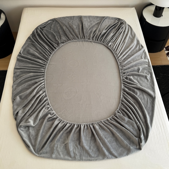 91家纺网 家纺一手货源 找家纺 2025新款200克加厚牛奶绒剪花床笠跨境直播爆款  高级灰