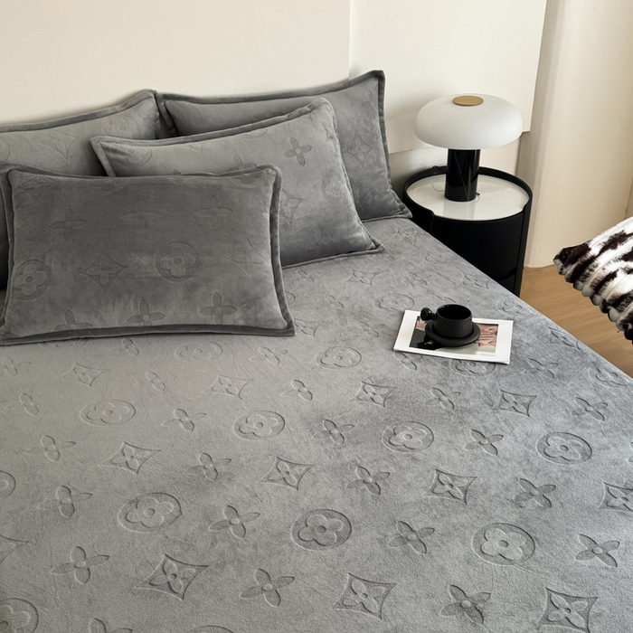 91家纺网 家纺一手货源 找家纺 2025新款200克加厚牛奶绒剪花床笠跨境直播爆款  高级灰