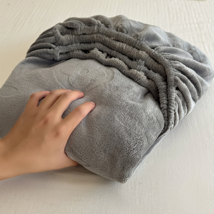 91家纺网 家纺一手货源 找家纺 2025新款200克加厚牛奶绒剪花床笠跨境直播爆款  高级灰