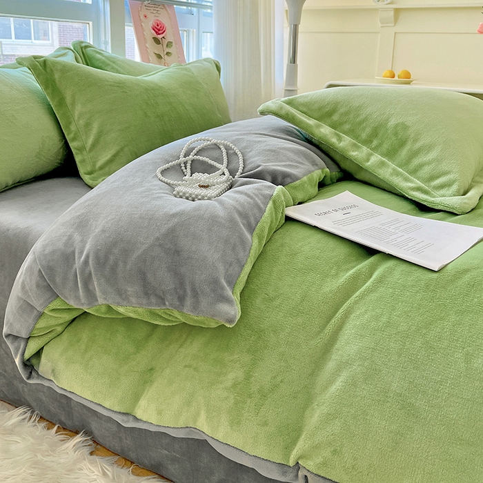 91家纺网 家纺一手货源 找家纺 富馨莱 2025新款牛奶绒纯色双拼四件套 双拼果绿+绅士灰