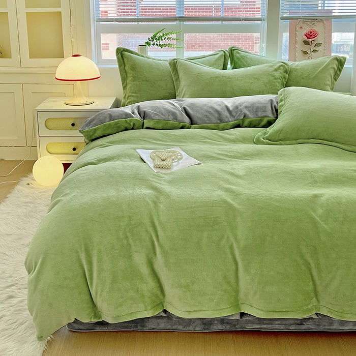 91家纺网 家纺一手货源 找家纺 富馨莱 2025新款牛奶绒纯色双拼四件套 双拼果绿+绅士灰