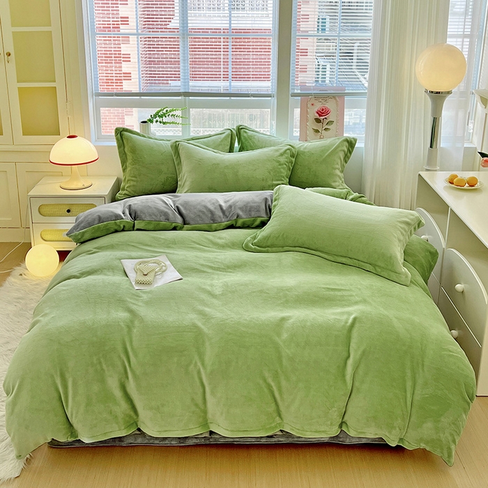 91家纺网 家纺一手货源 找家纺 富馨莱 2025新款牛奶绒纯色双拼四件套 双拼果绿+绅士灰