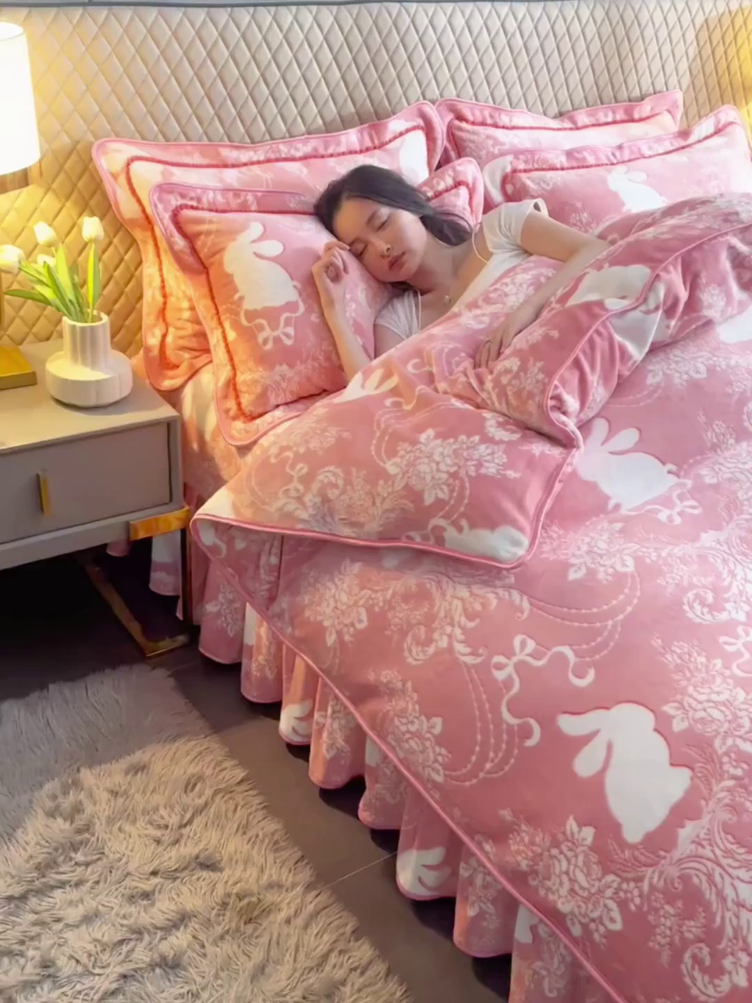 91家纺网 家纺一手货源 找家纺 牵依 2025新款牛奶绒小包边印花四件套 半夏时光-浅粉