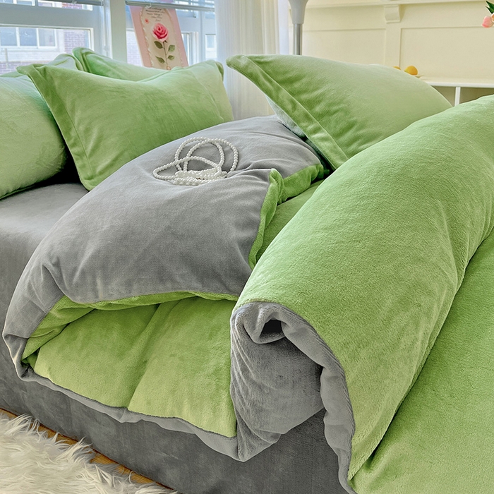 91家纺网 家纺一手货源 找家纺 富馨莱 2025新款牛奶绒纯色双拼四件套 双拼果绿+绅士灰