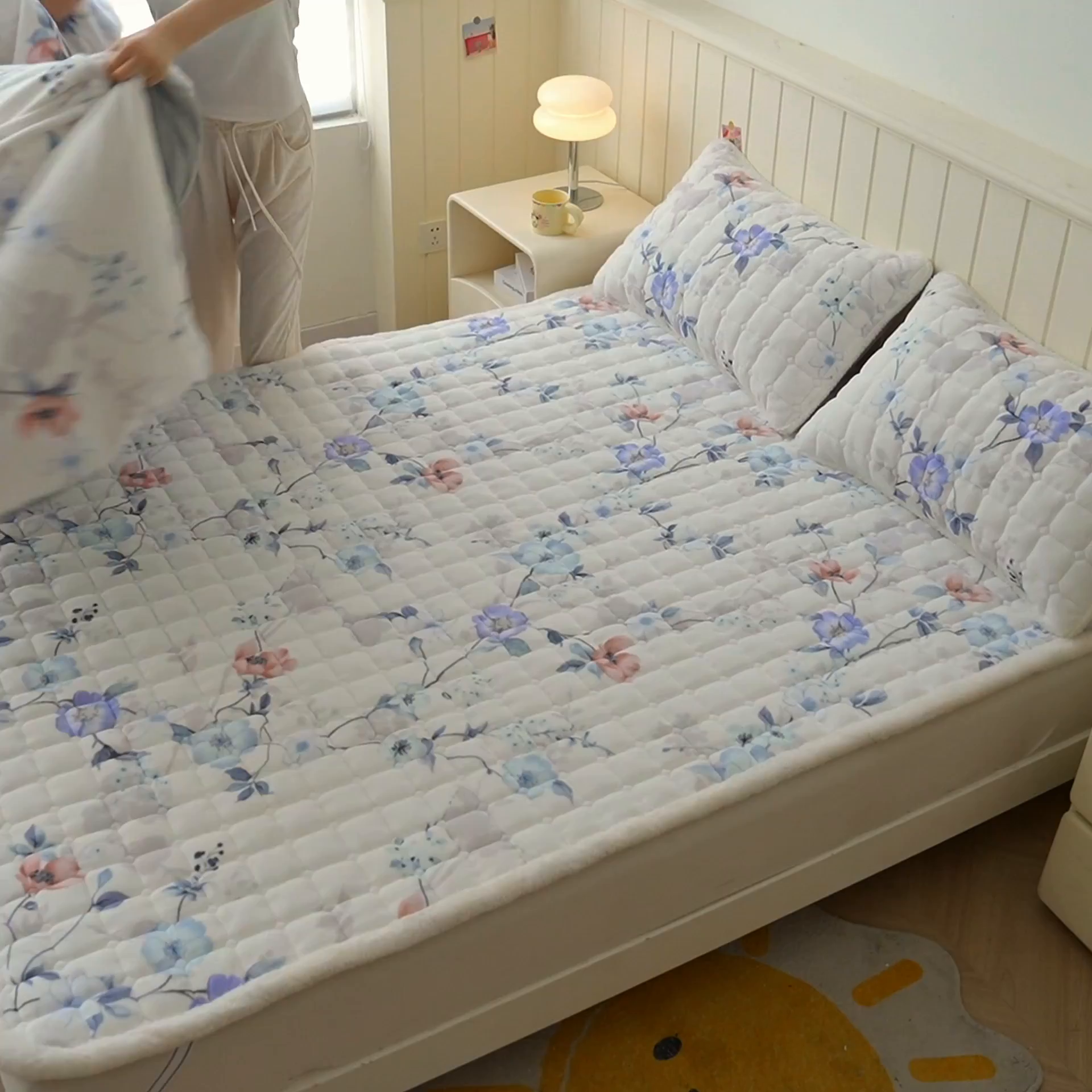 91家纺网 家纺一手货源 找家纺 LIFE.丽芙 2025秋冬新款A类牛奶绒加厚夹棉床褥垫+被套组合四件套 司藤