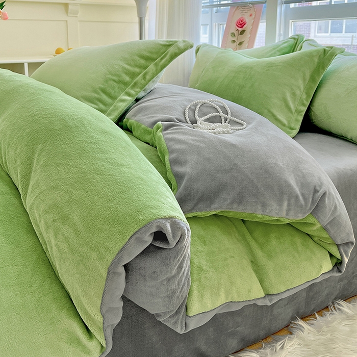 91家纺网 家纺一手货源 找家纺 富馨莱 2025新款牛奶绒纯色双拼四件套 双拼果绿+绅士灰